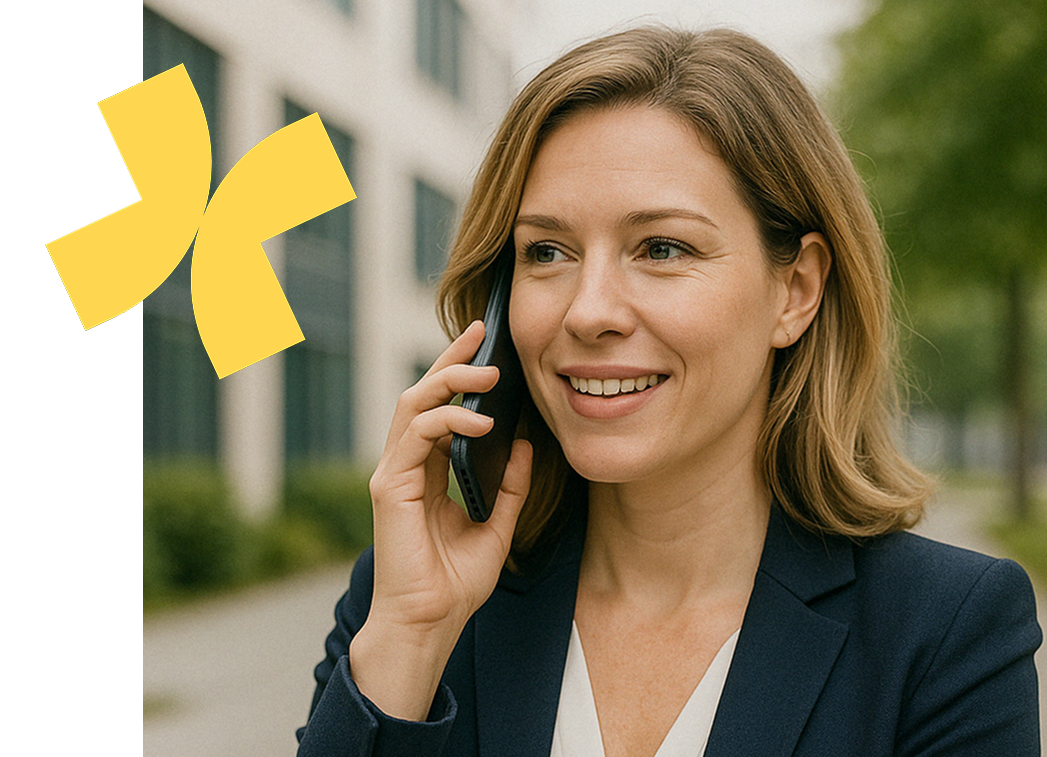 Femme souriante au téléphone