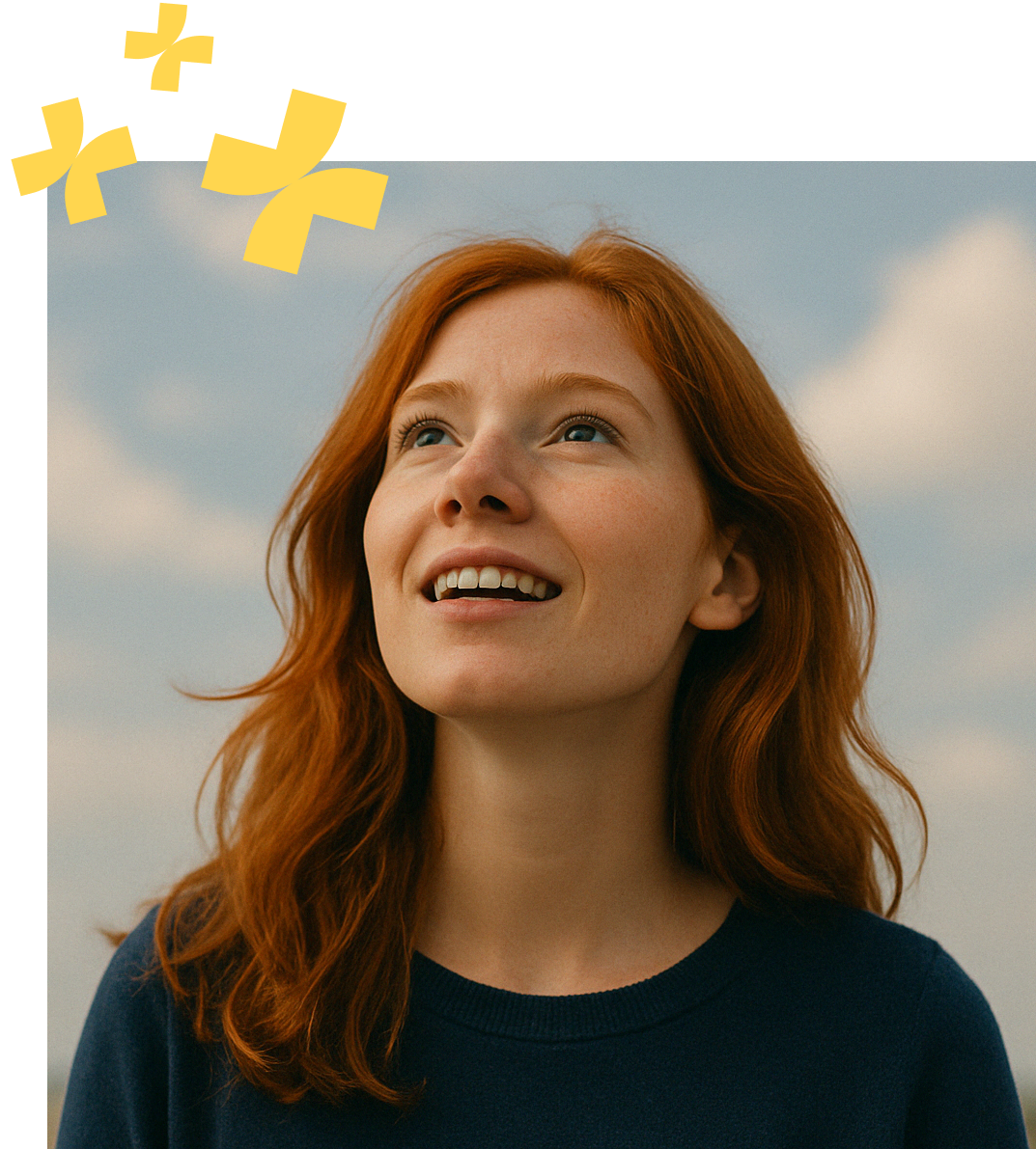 Regard d’une femme rousse émerveillé tourné vers le ciel